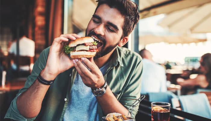 5 опасных привычек после еды, от которых необходимо избавиться