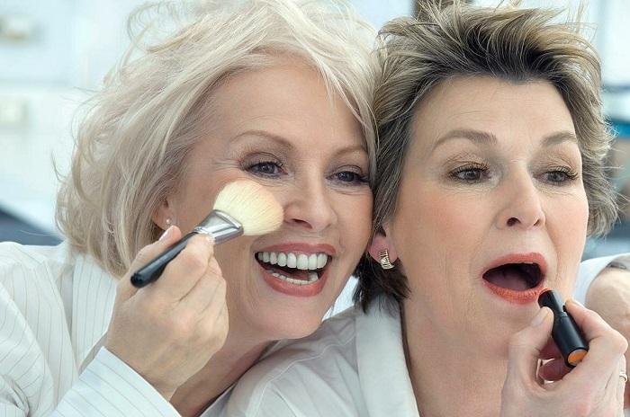 Приемы в макияже, которые помогут скрыть возраст.