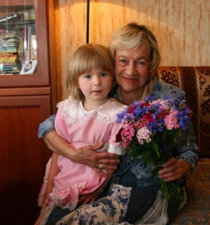 Тяжелая судьба потерявшая родителей внучки Александры Назаровой, которой актриса до последних дней заменяла родителей