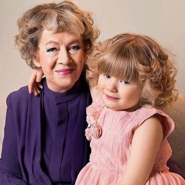Тяжелая судьба потерявшая родителей внучки Александры Назаровой, которой актриса до последних дней заменяла родителей