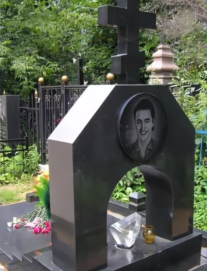 Почему вандалы 2 раза грабили могилу фигуриста Сергея Гринькова, которого в 28 лет сгубил инфаркт