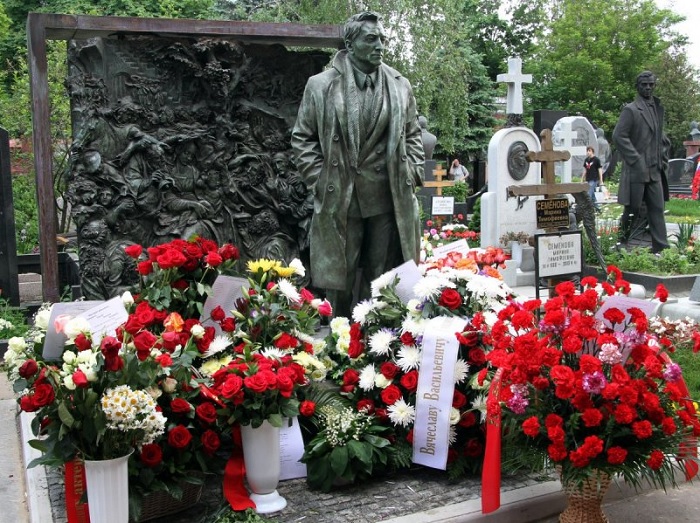 Не было денег на даже памятник. Что стало с могилой великого Вячеслава Тихонова спустя 12 лет.
