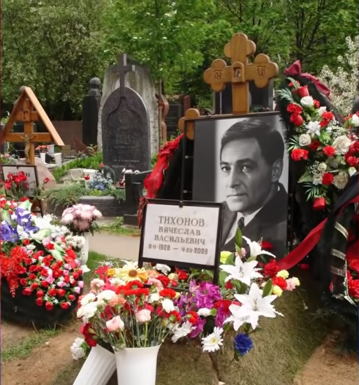 Не было денег на даже памятник. Что стало с могилой великого Вячеслава Тихонова спустя 12 лет.