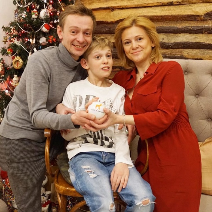 Евгению Кулакову приходиться работать за себя и жену, чтобы оплачивать лечение тяжелобольного сына.