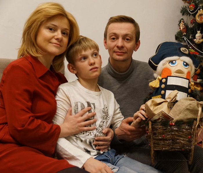 Евгению Кулакову приходиться работать за себя и жену, чтобы оплачивать лечение тяжелобольного сына.