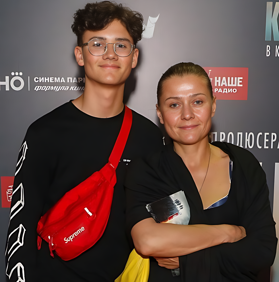 Повзрослел и в 22 года стал красавцем. Уехал жить в Германию. Как выглядит сын Николая Фоменко и Марии Голубкиной