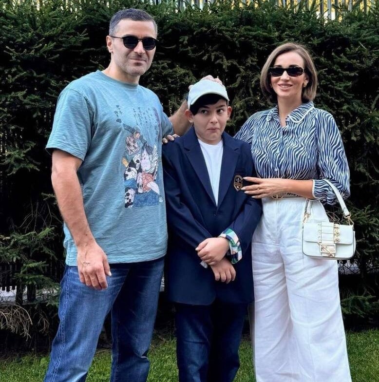 В 12 лет стал похож на отца и вымахал ростом с маму. Как выглядит сын Анфисы Чеховой от актера Гурама Баблишвили.