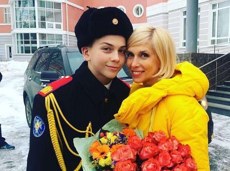 21-летний сын певицы Алены Свиридовой поразил своей внешностью. Как выглядит младший сын певицы Георгий