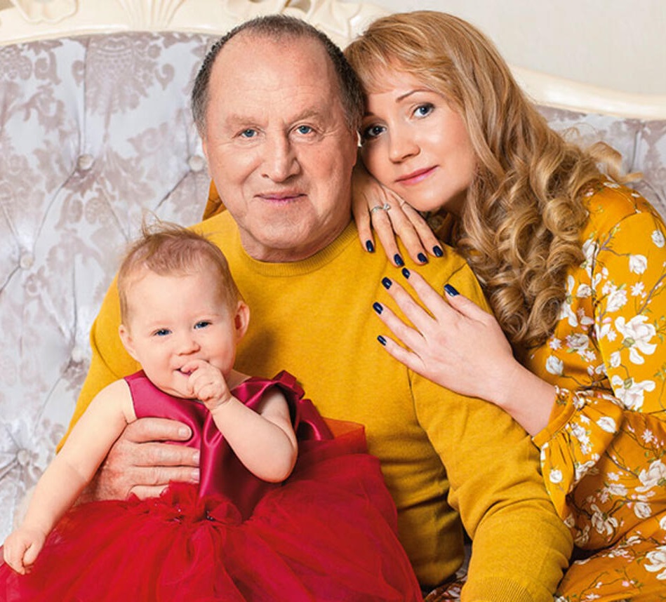 Ему было 70 лет ей 37, когда родилась Арина. Как сейчас выглядит младшая дочь Владимира Стеклова