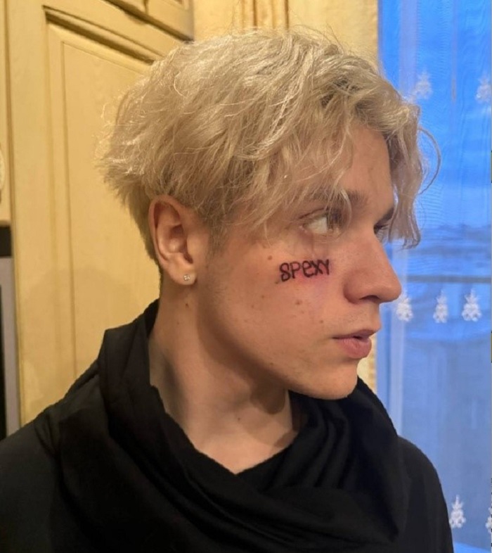 Покрасил волосы и набил татуировку на лице. Как сейчас выглядит 18-летний сын Татьяны Булановой и Владислава Радимова