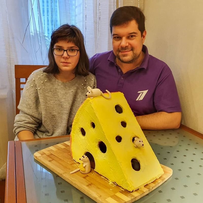 После 24 лет брака потерял жену, а двое детей - маму. Влюбился в свою стажерку. Ведущий "Первого канала" Сергей Бабаев