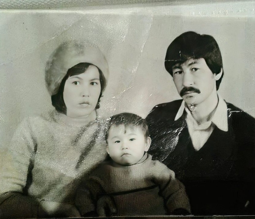 Познакомился с женой в 5 лет и просил забрать домой. Азамат Мусагалиев и его верная супруга, подарившая 3-х детей
