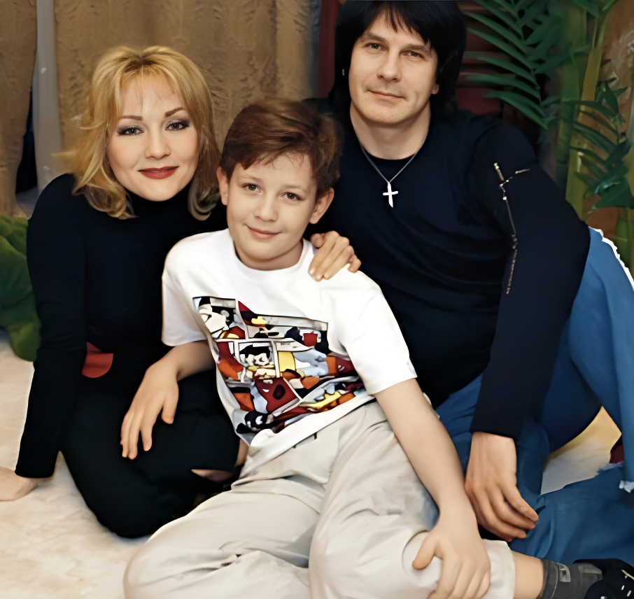 Покрасил волосы и набил татуировку на лице. Как сейчас выглядит 18-летний сын Татьяны Булановой и Владислава Радимова