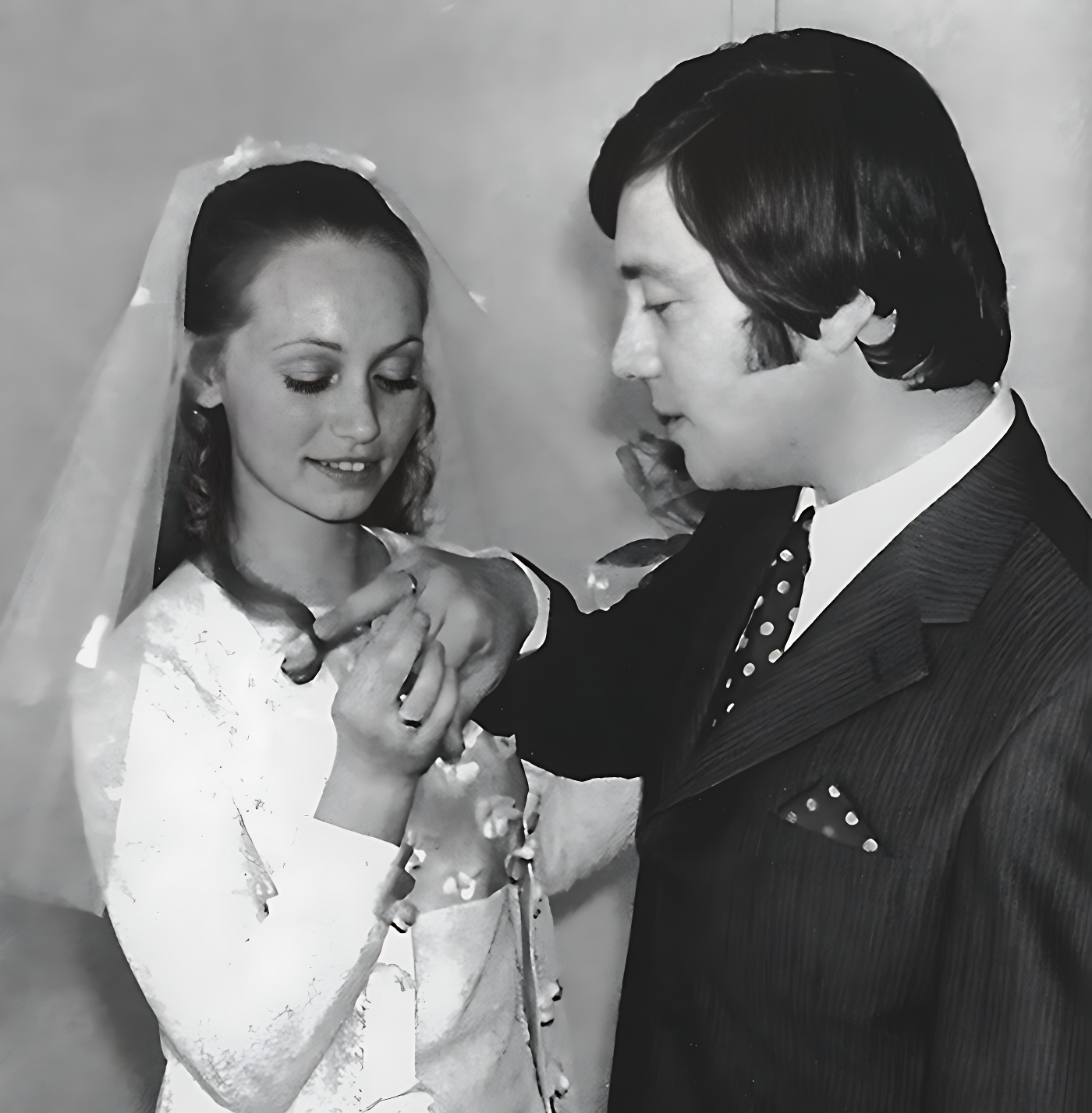 Уже больше 50 лет состоит в фиктивном браке. Кобзон спас его после аварии. Как выглядит семья Владимира Винокура