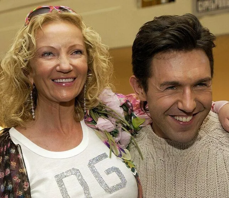 Красивая жена и уже большой сын Андрея Малахова: Как сейчас выглядят супруга и ребенок телеведущего