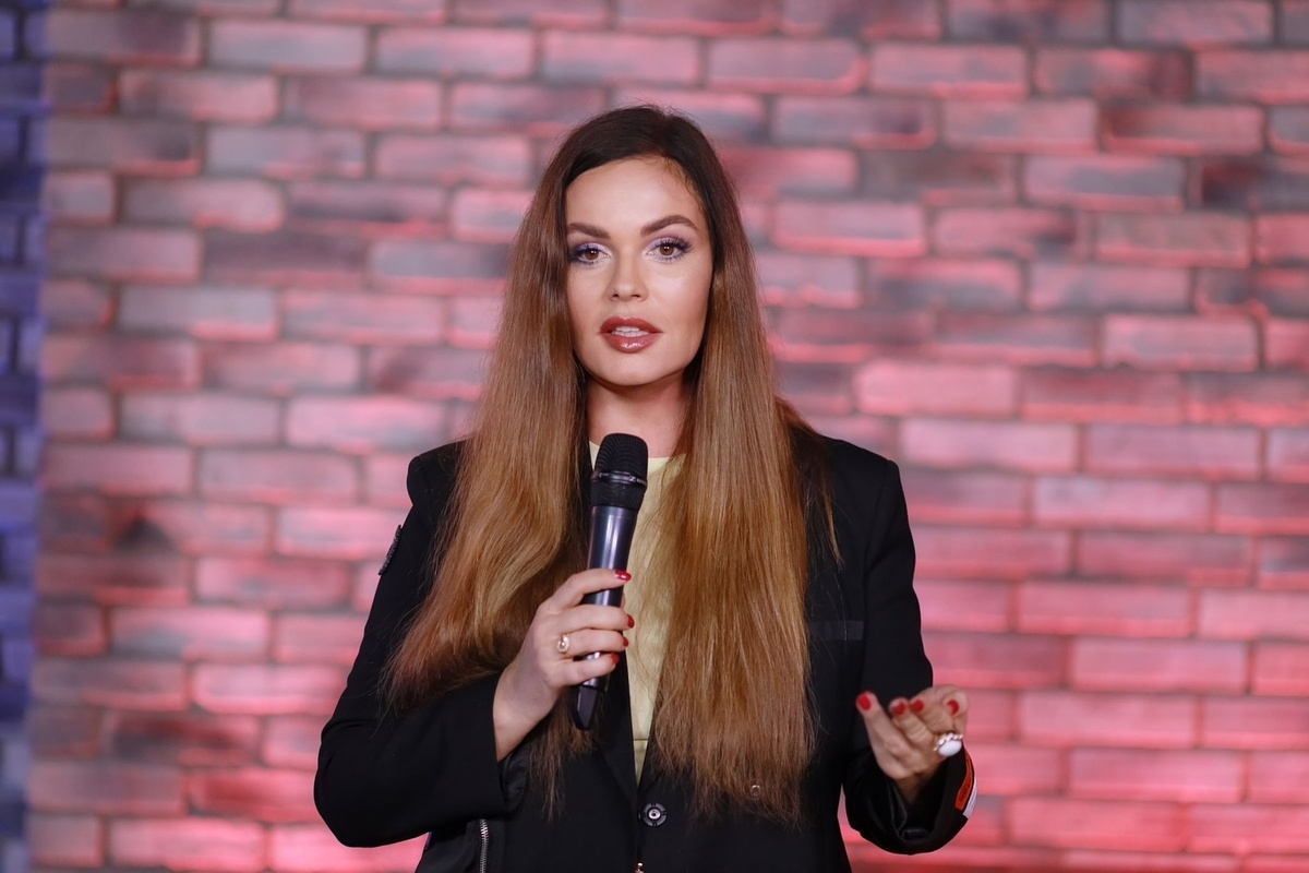 Залысина, упругий бюст и два зарубежных паспорта: неожиданные и пикантные факты о Екатерине Андреевой — самой известной телеведущей России