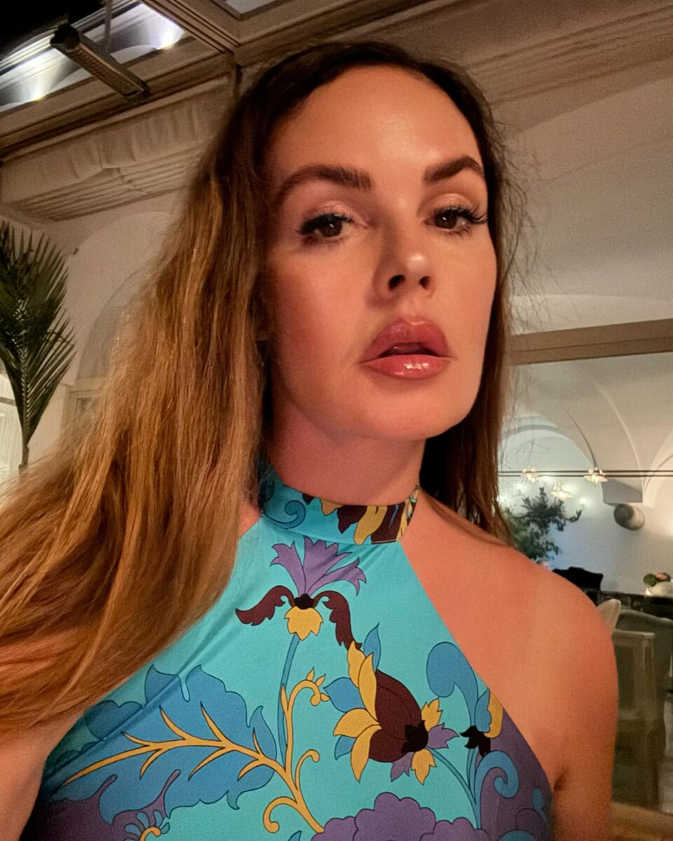 Залысина, упругий бюст и два зарубежных паспорта: неожиданные и пикантные факты о Екатерине Андреевой — самой известной телеведущей России