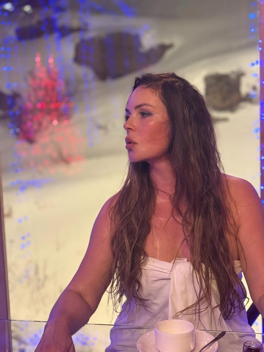 Залысина, упругий бюст и два зарубежных паспорта: неожиданные и пикантные факты о Екатерине Андреевой — самой известной телеведущей России