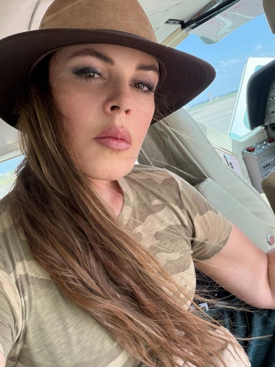 Залысина, упругий бюст и два зарубежных паспорта: неожиданные и пикантные факты о Екатерине Андреевой — самой известной телеведущей России