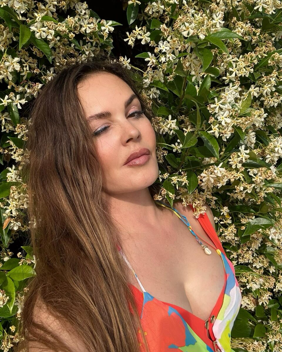 Залысина, упругий бюст и два зарубежных паспорта: неожиданные и пикантные факты о Екатерине Андреевой — самой известной телеведущей России