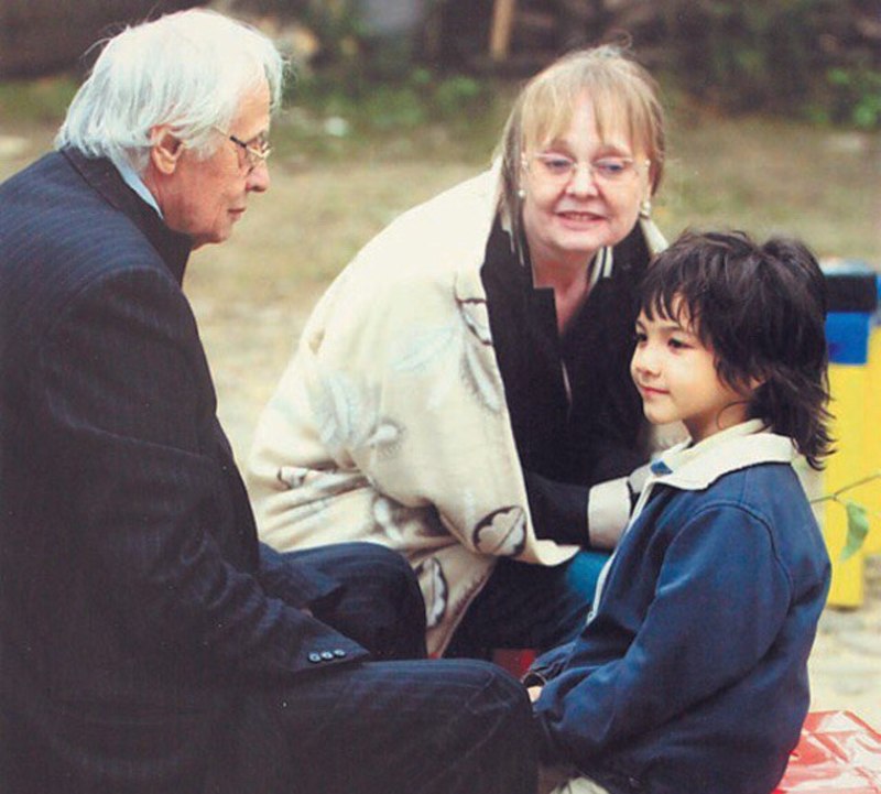 19 лет назад Наталья Белохвостикова с мужем усыновили мальчика. Как сейчас он выглядит в свои 22 года