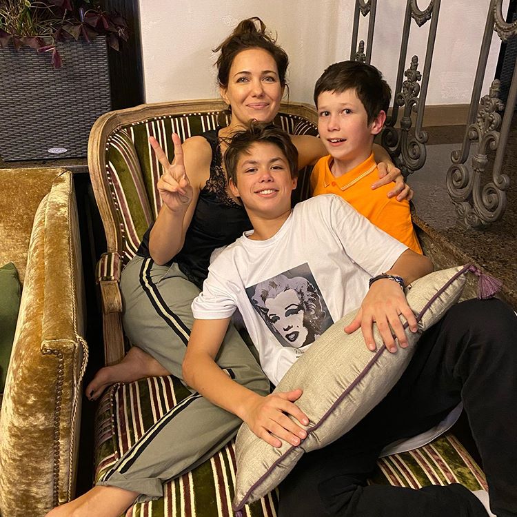 Екатерина Климова с сыновьями-красавцами за границей вызвала волну возмущения у поклонников