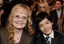 19 лет назад Наталья Белохвостикова с мужем усыновили мальчика. Как сейчас он выглядит в свои 22 года