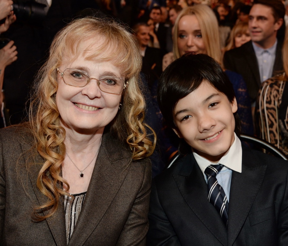 19 лет назад Наталья Белохвостикова с мужем усыновили мальчика. Как сейчас он выглядит в свои 22 года