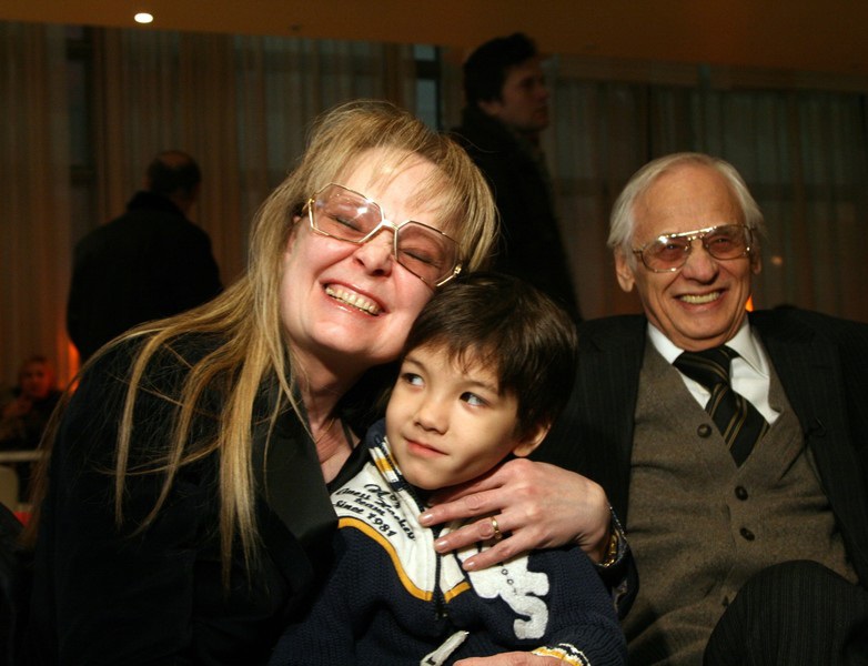 19 лет назад Наталья Белохвостикова с мужем усыновили мальчика. Как сейчас он выглядит в свои 22 года