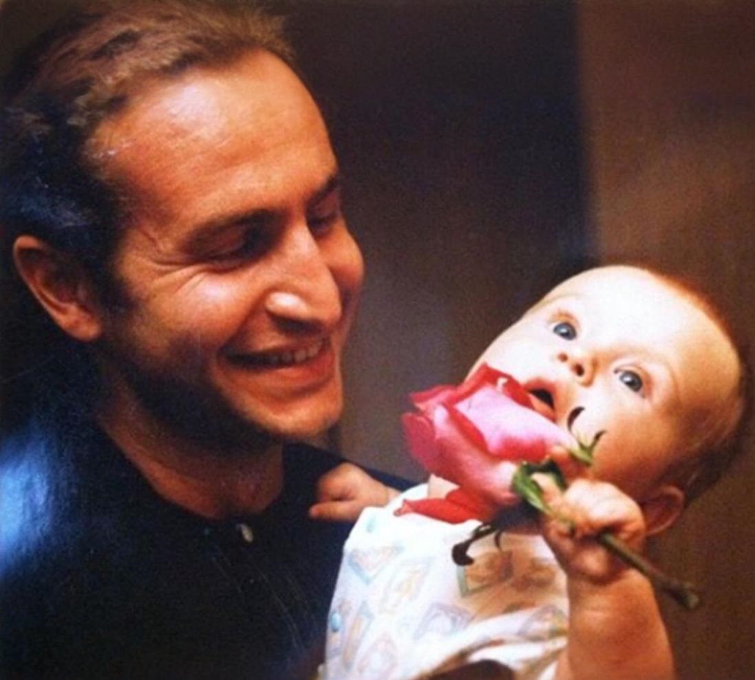 Не носит его фамилию и избегает славы: Как выглядит взрослая внебрачная дочь Леонида Агутина от балерины