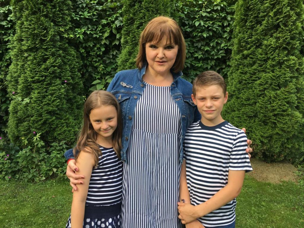 13 лет назад Маргарита Суханкина усыновила мальчика и девочку. Как сейчас выглядят Сергей и Валерия