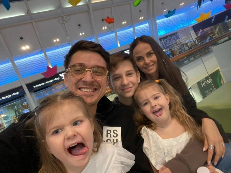 Считает Россию своим домом. Куда пропал Стас Бондаренко и как складывается его личная жизнь? Как выглядят жена и дети актера