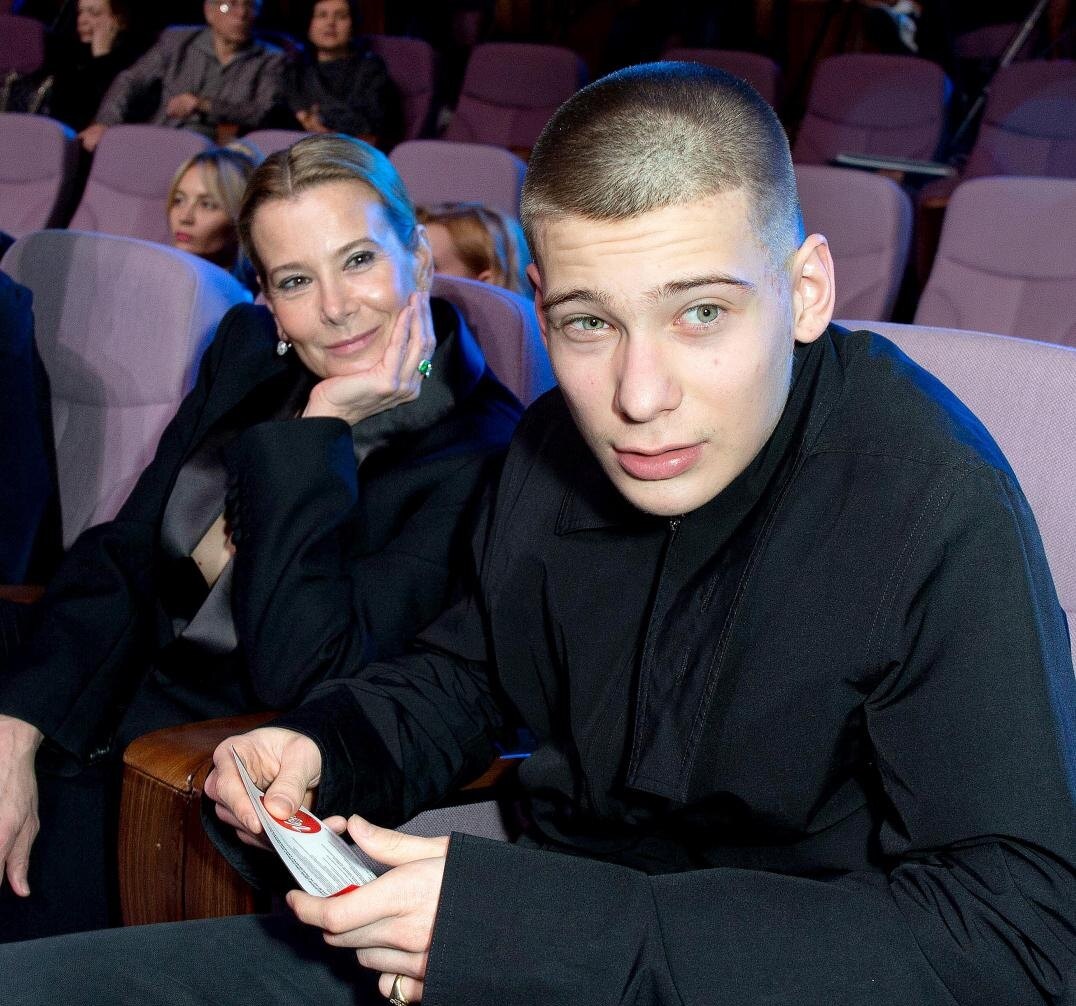 Уже 22 года, стал маминой копией, отказался уезжать из России. Как выглядит сын Юлии Высоцкой и Андрея Кончаловского