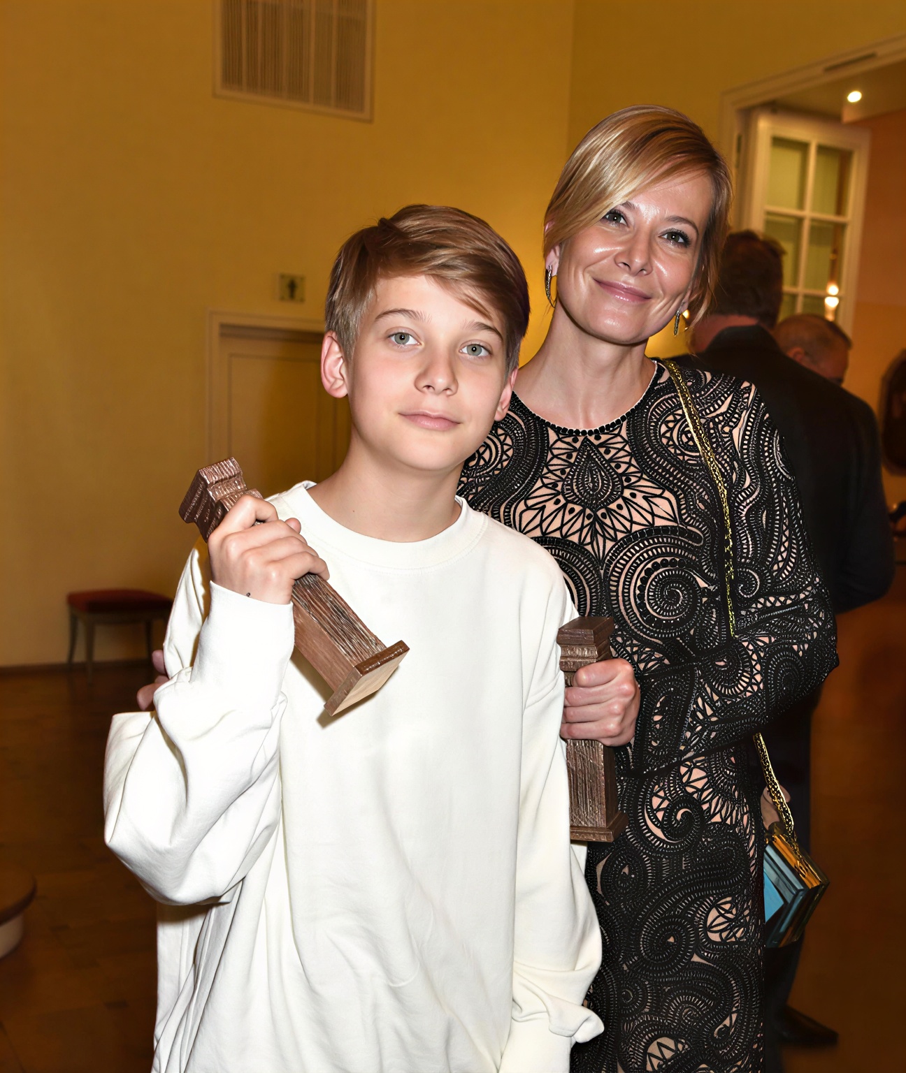 Уже 22 года, стал маминой копией, отказался уезжать из России. Как выглядит сын Юлии Высоцкой и Андрея Кончаловского