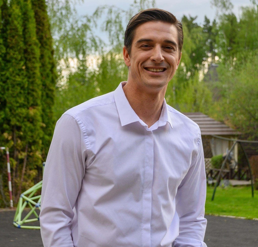 Считает Россию своим домом. Куда пропал Стас Бондаренко и как складывается его личная жизнь? Как выглядят жена и дети актера