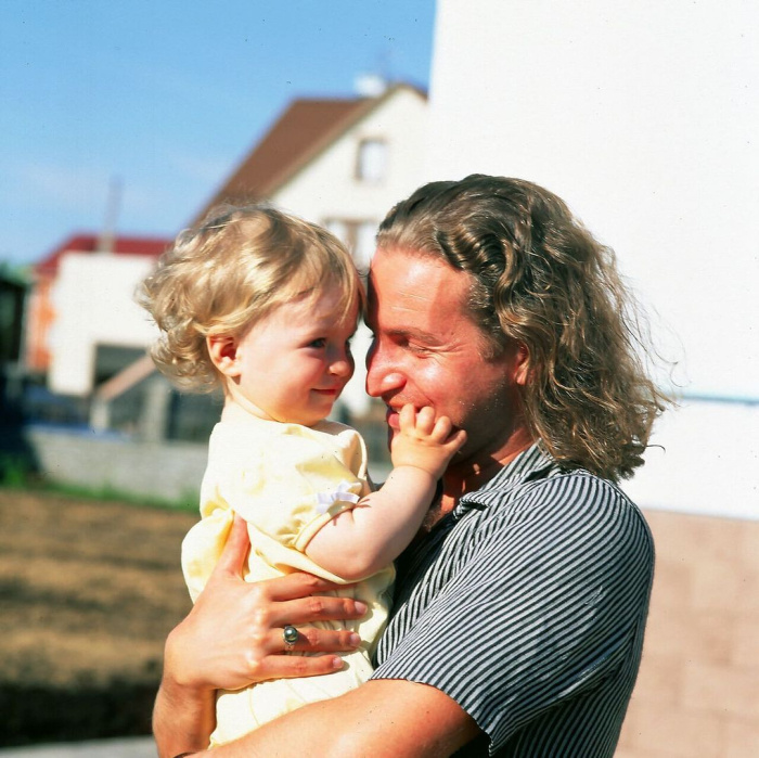 Не носит его фамилию и избегает славы: Как выглядит взрослая внебрачная дочь Леонида Агутина от балерины