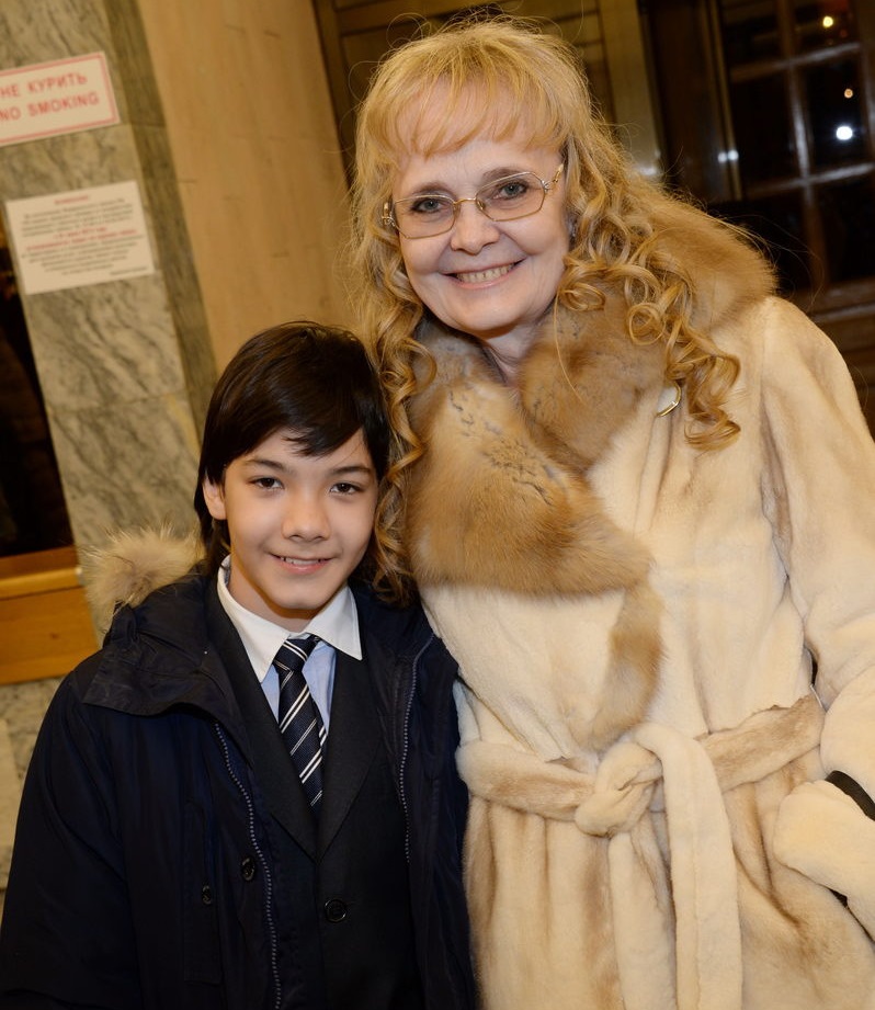 19 лет назад Наталья Белохвостикова с мужем усыновили мальчика. Как сейчас он выглядит в свои 22 года