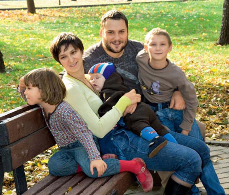 Статному красавцу уже 22 года. Как сейчас выглядит сын Олеси Железняк от актера Спартака Сумченко