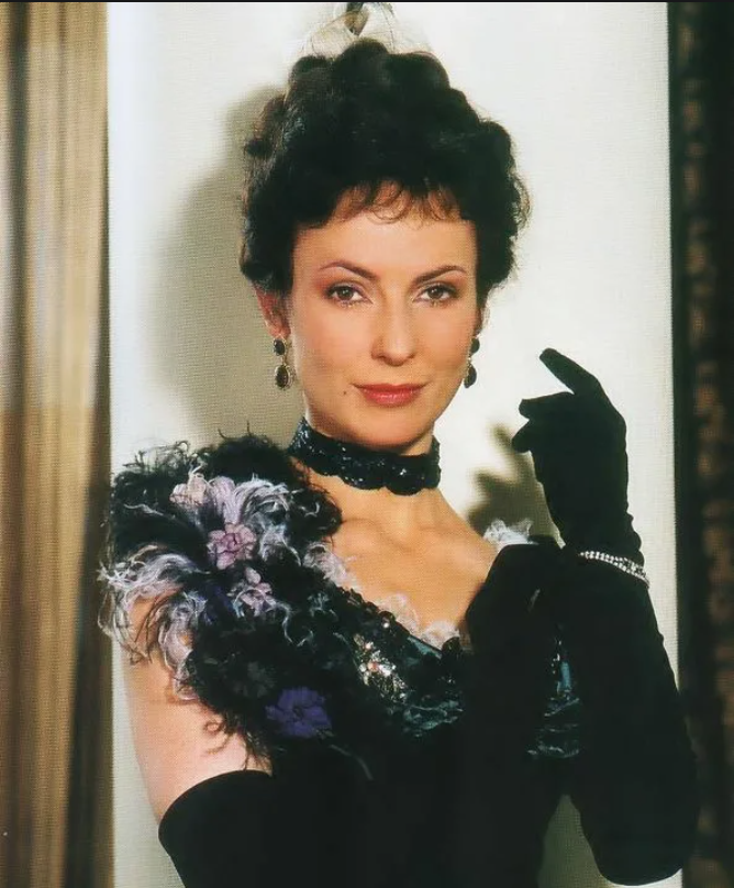 Лариса Долина - её сестра, а дочь стала известной актрисой. Ирина Апексимова и её жизнь в США