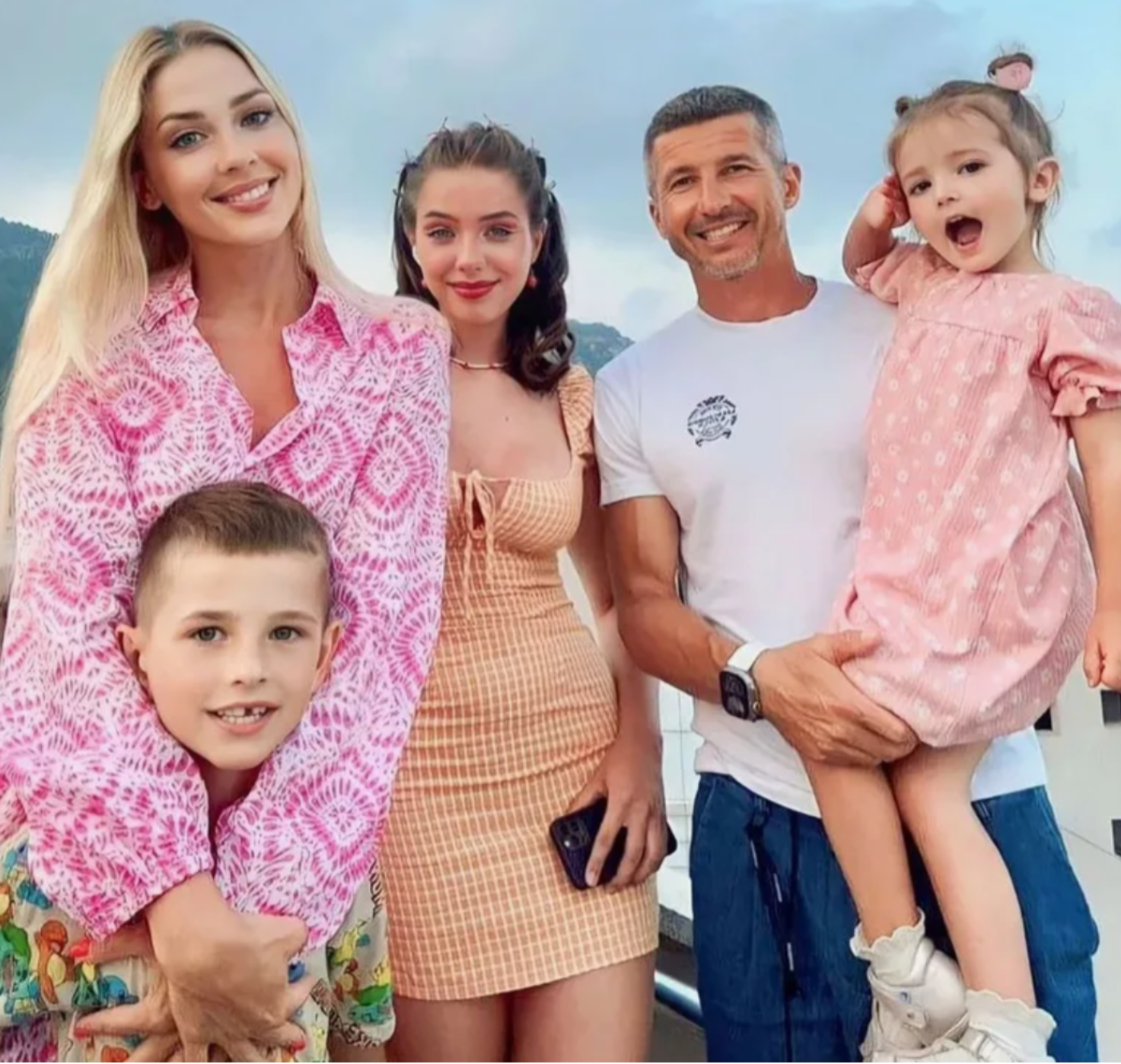 Живут с внучкой и переживают за больного зятя. Как сейчас выглядят родители Юлии Началовой и что о них известно?