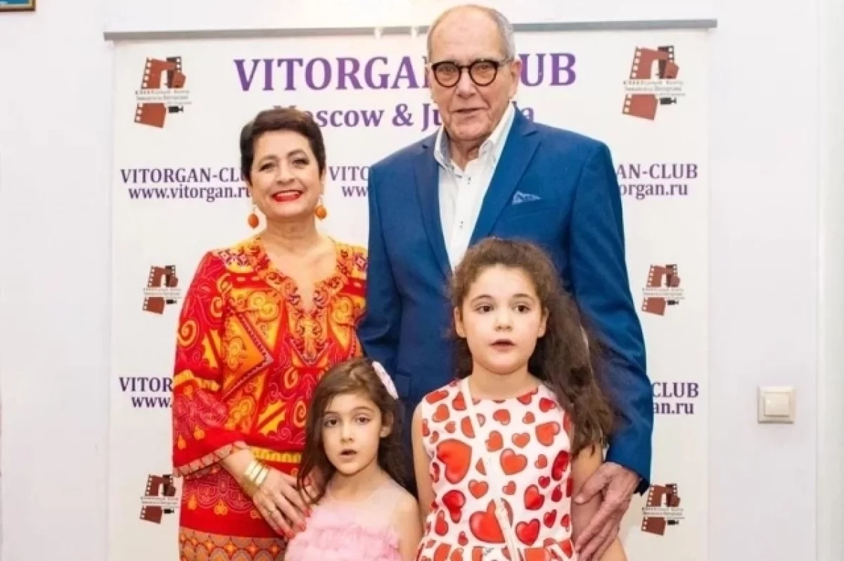 В 86 лет у Эммануила Виторгана растут 2 маленькие дочки с необычной особенностью. Как они выглядят сейчас?