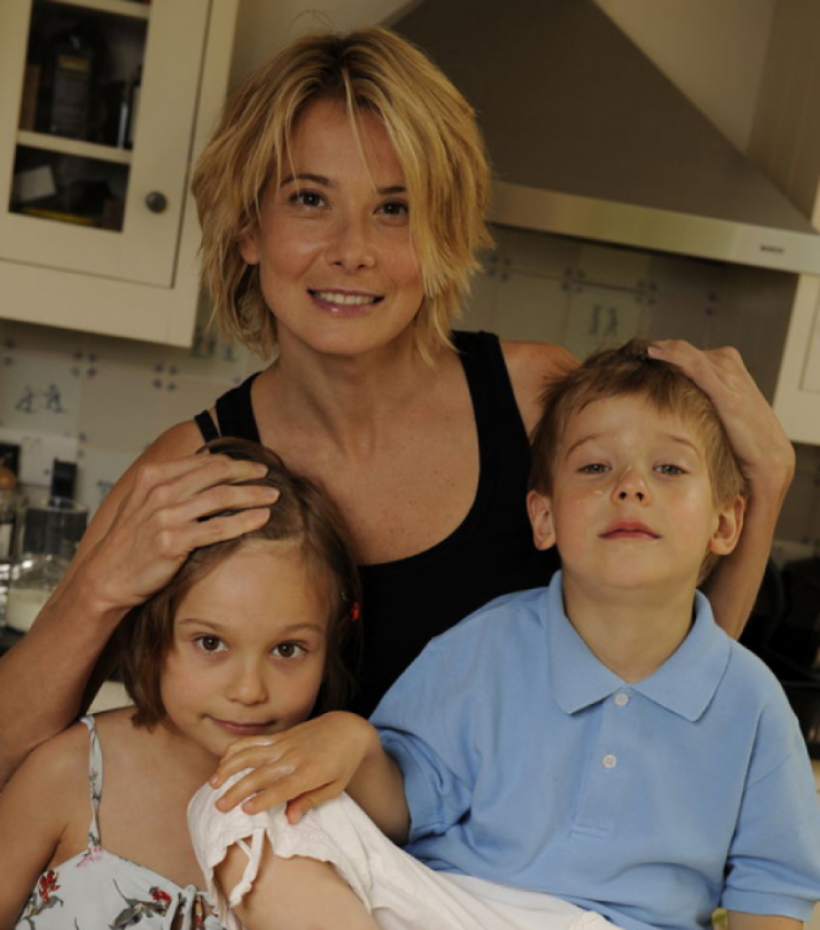 Уже 22 года, стал маминой копией, отказался уезжать из России. Как выглядит сын Юлии Высоцкой и Андрея Кончаловского