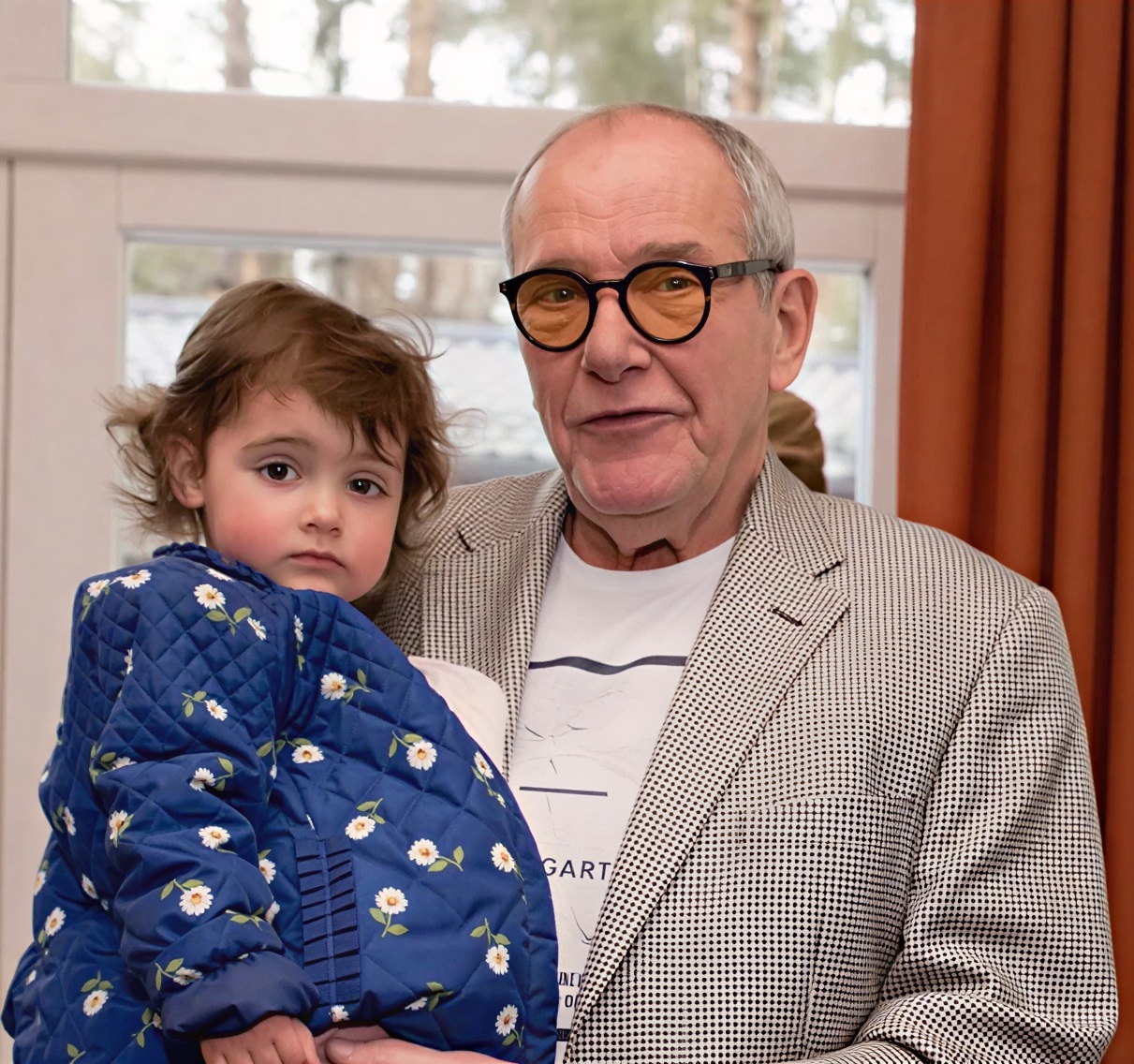 В 86 лет у Эммануила Виторгана растут 2 маленькие дочки с необычной особенностью. Как они выглядят сейчас?