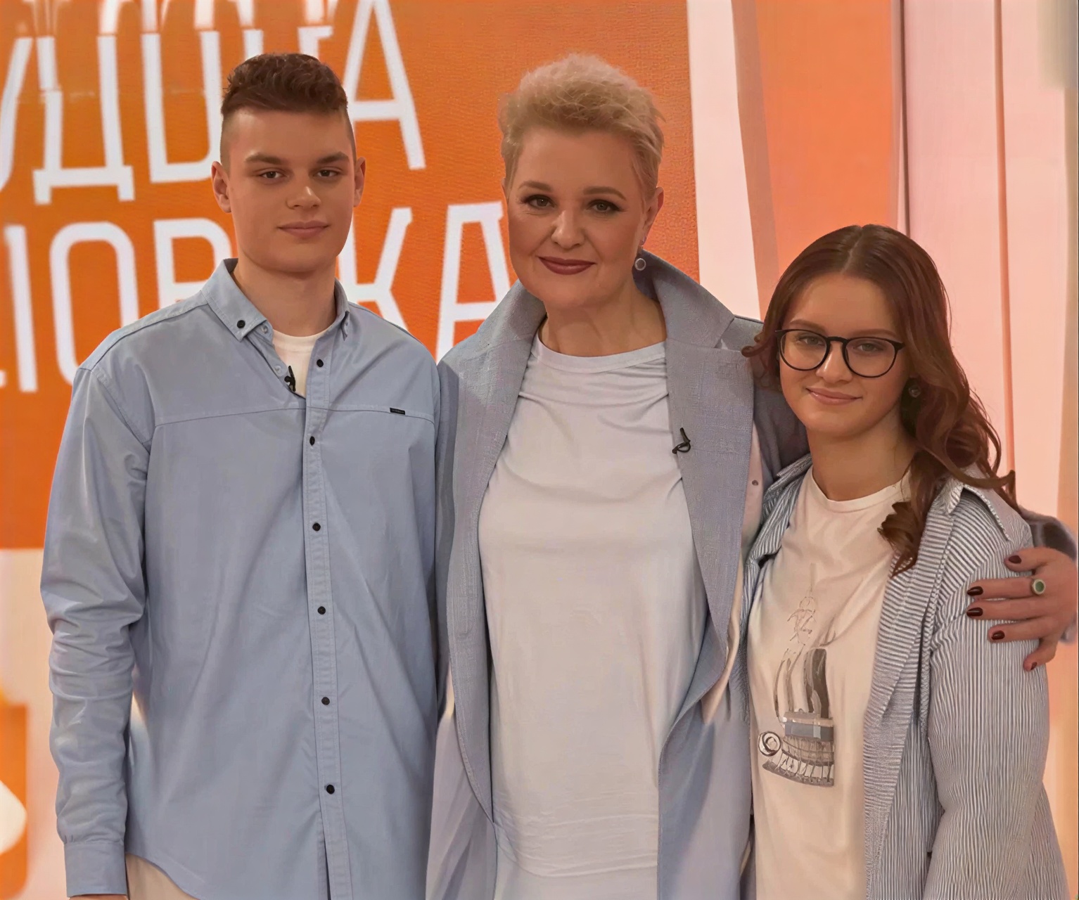 13 лет назад Маргарита Суханкина усыновила мальчика и девочку. Как сейчас выглядят Сергей и Валерия