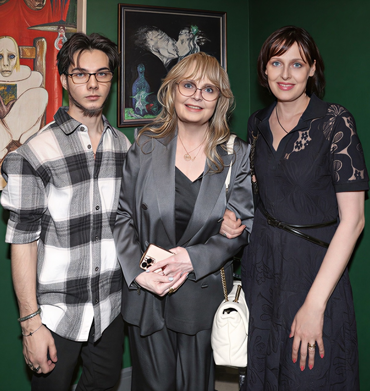 19 лет назад Наталья Белохвостикова с мужем усыновили мальчика. Как сейчас он выглядит в свои 22 года