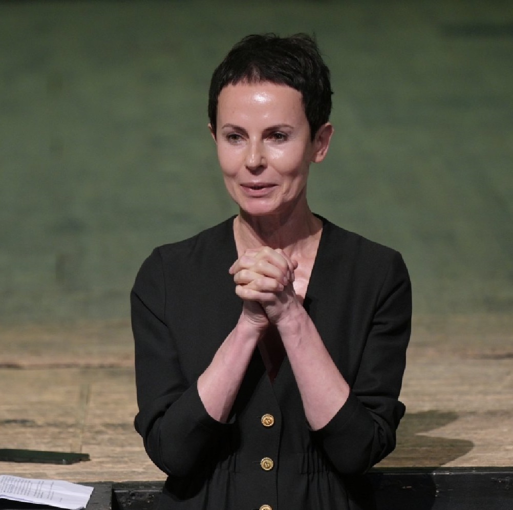 Лариса Долина - её сестра, а дочь стала известной актрисой. Ирина Апексимова и её жизнь в США