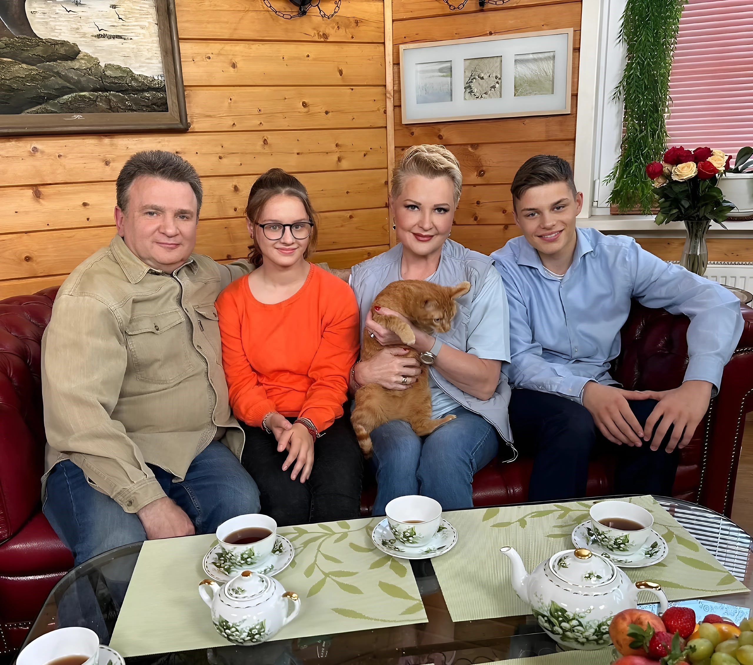 13 лет назад Маргарита Суханкина усыновила мальчика и девочку. Как сейчас выглядят Сергей и Валерия