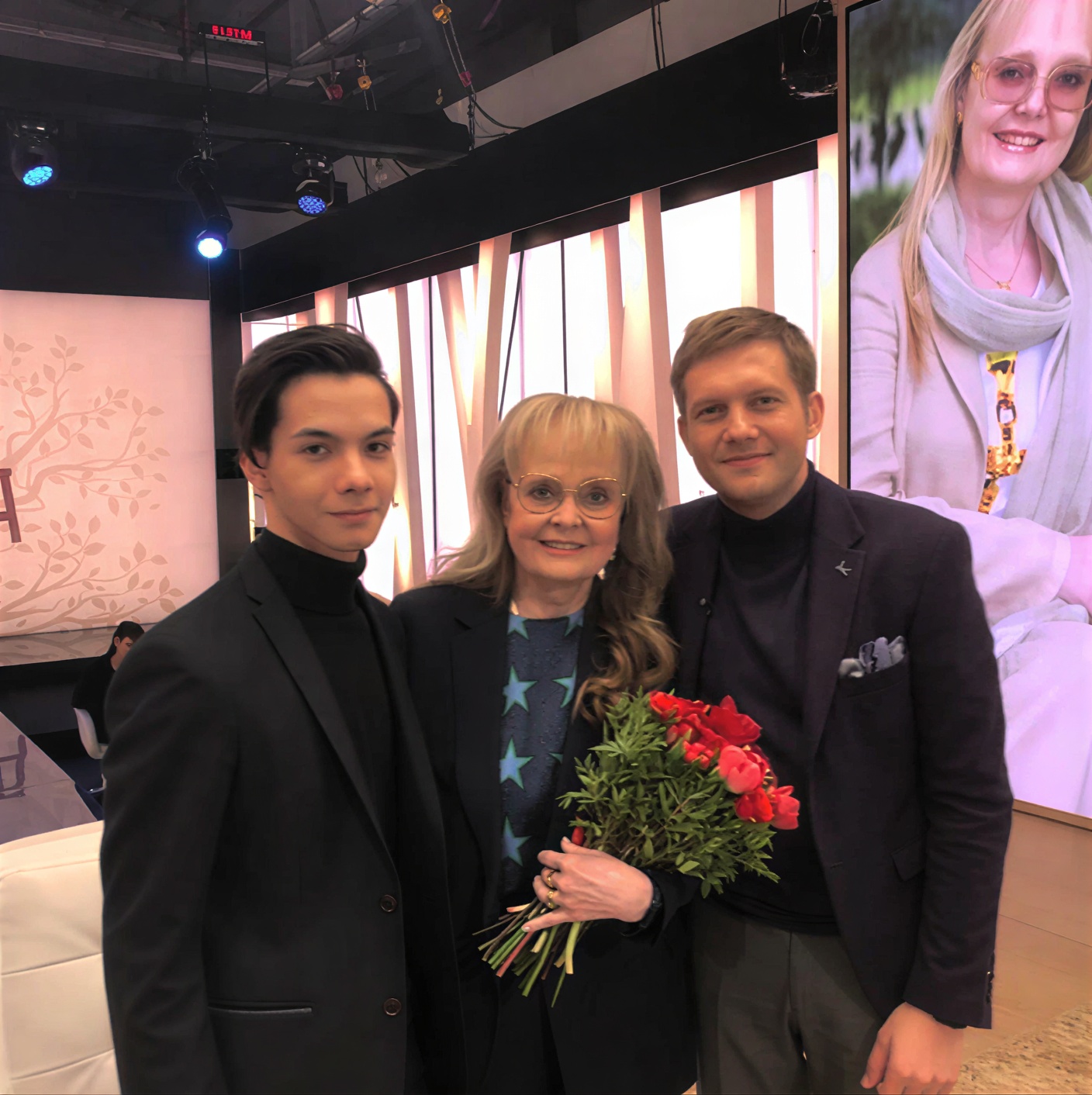 19 лет назад Наталья Белохвостикова с мужем усыновили мальчика. Как сейчас он выглядит в свои 22 года