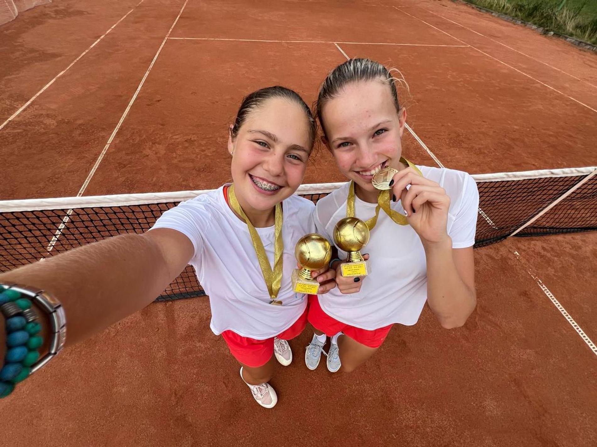 Уже 15 лет, повзрослела и расцвела: Как сейчас выглядит дочь Романа Костомарова и Оксаны Домниной