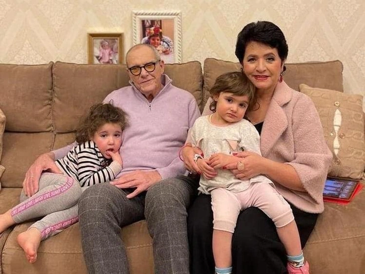 В 86 лет у Эммануила Виторгана растут 2 маленькие дочки с необычной особенностью. Как они выглядят сейчас?